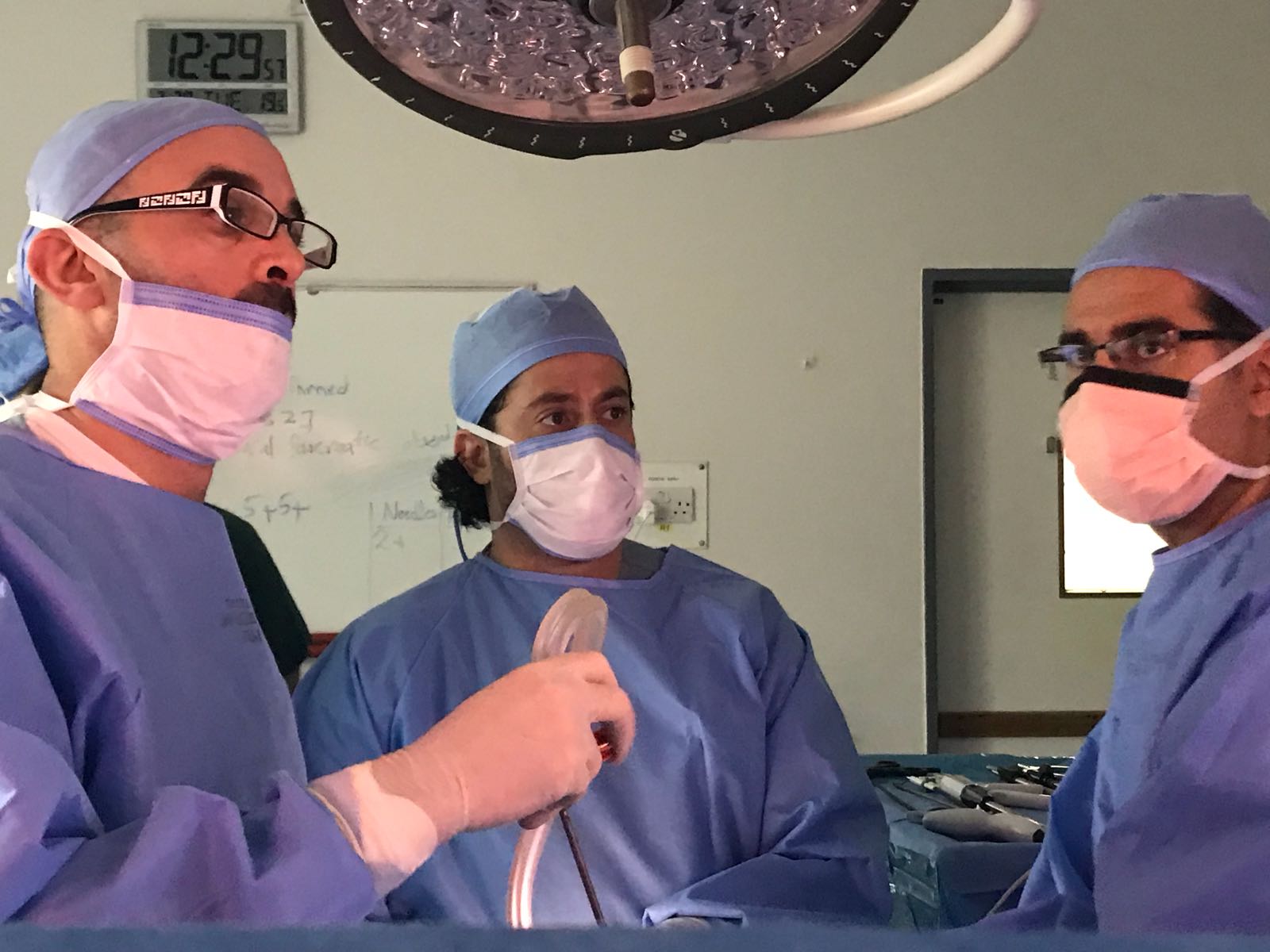 أجرى عمليات معقدة لمجموعة من المرضى البحرينيين بواسطة المناظير المتقدمة دائرة الجراحة تستضيف البرفيسور محمد أبوهلال