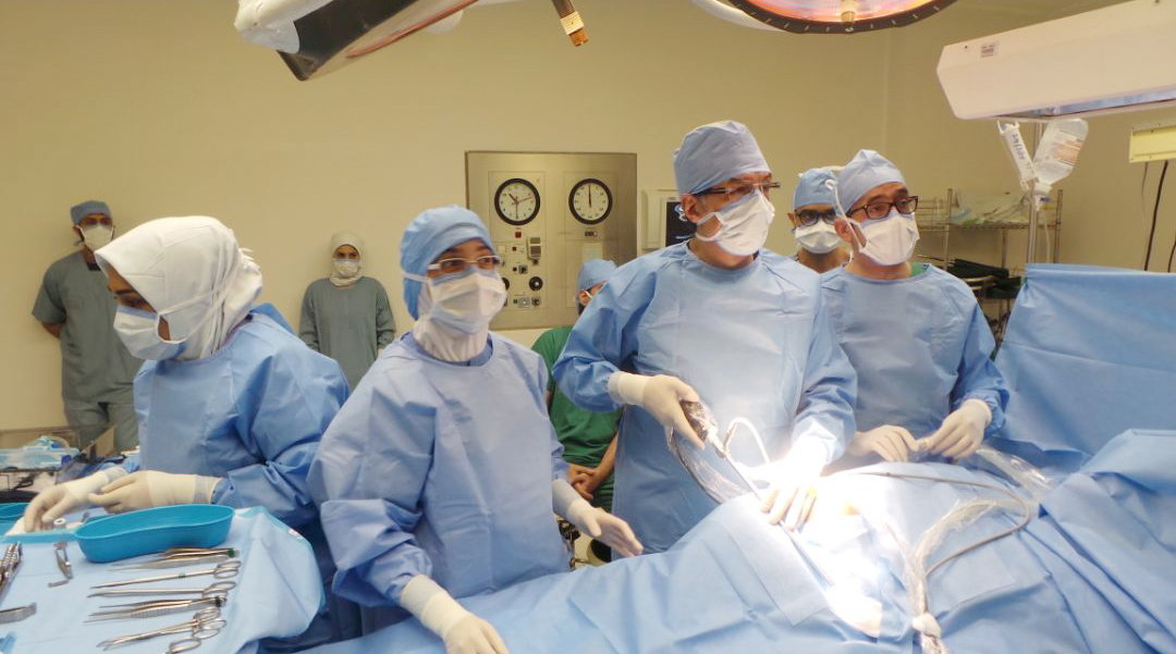 مجمع السلمانية الطبي ينجح في إجراء عمليات معقدة للأطفال بمشاركة البروفيسور في الجراحة الدكتور علاء غنيمي
