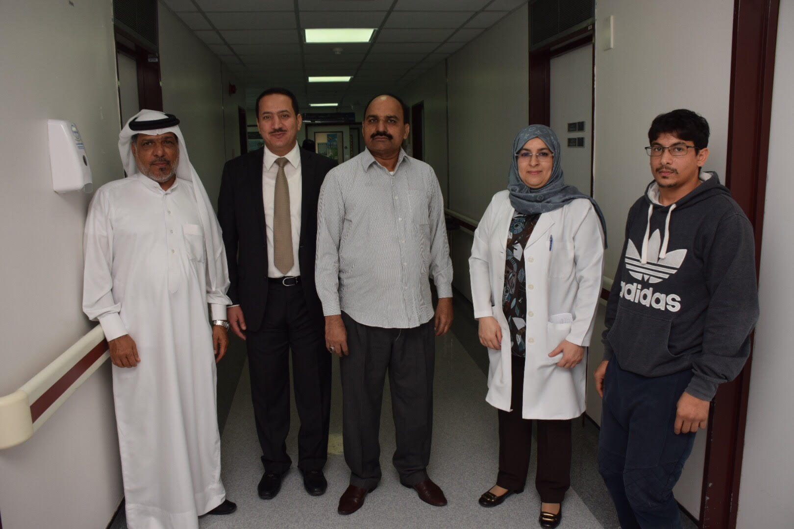 في إطار برنامج الطبيب الزائر الدكتور الهاشل ولأول مرة  في البحرين يحقن مريض بالبوتكس لعلاج مشكلة تحرك اللهاة اللاإرادي
