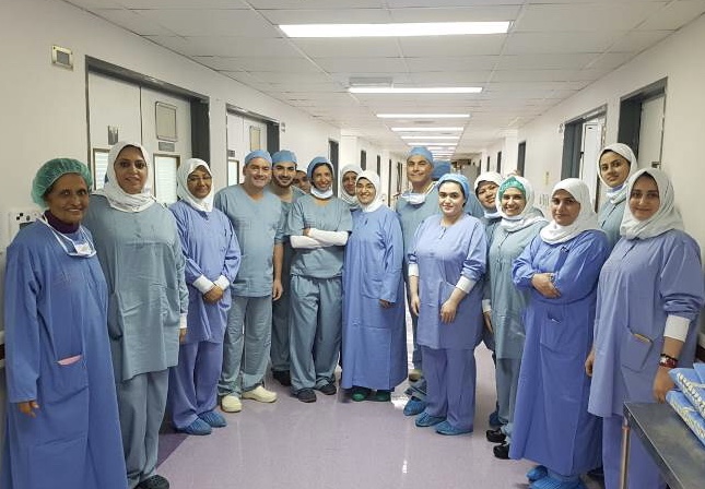 أجرى 10 عمليات جراحية معقدة - قسم "أمراض النساء" بمجمع السلمانية الطبي يستقبل خبير جراحة المناظير مارتن فروجه