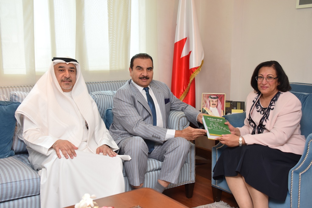 سعادة وزيرة الصحة تتسلم نسخة من كتاب "أوراق مبعثرة في الصحة والثقافة"للبروفيسور فيصل الناصر