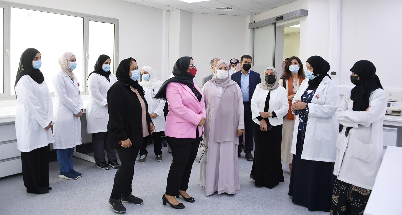 خلال جولتها التفقدية بإدارة الصحة العامة - وزيرة الصحة: مملكة البحرين مستمرة في تعزيز دعائم القطاع الصحي ليكون أكثر استدامة ومرونة 