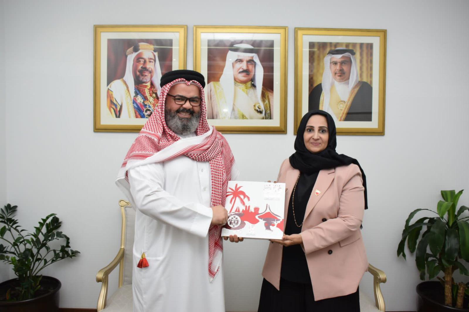 وزيرة الصحة تتسلم نسخة من كتاب "محبوبتي البحرين" للدكتور فهد الشهابي