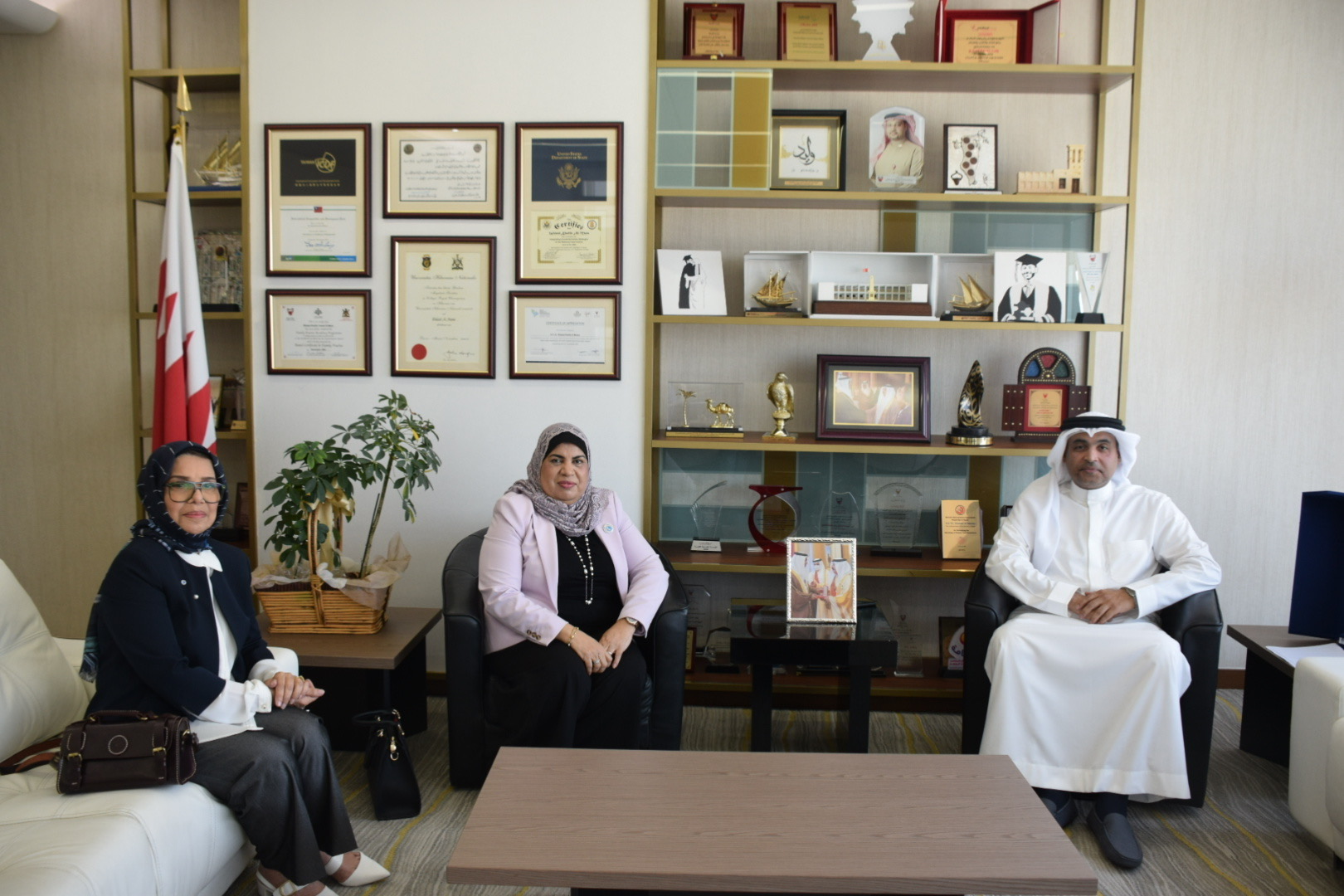 وكيل وزارة الصحة يستقبل رئيسة جمعية التمريض البحرينية