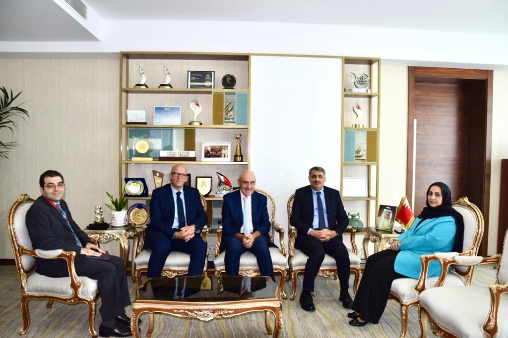 وزيرة الصحة تجتمع مع البروفيسور سمير العتوم الرئيس التنفيذي للكلية الملكية للجراحين