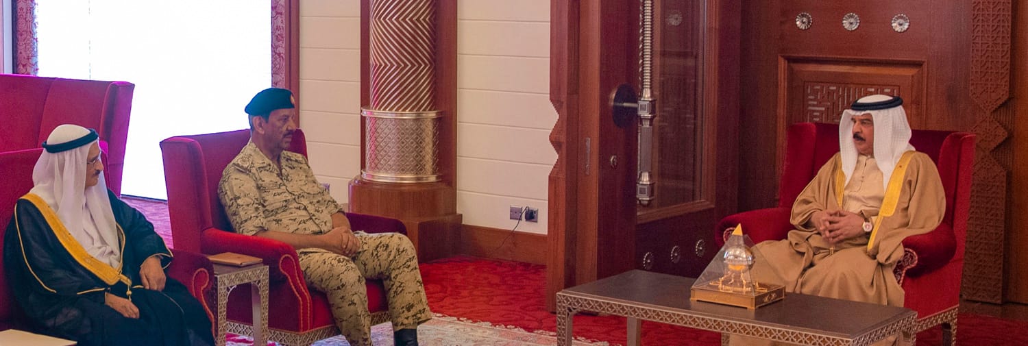 جلالة الملك المفدى يستقبل القائد العام لقوة دفاع البحرين وعددا من كبار المسؤولين ويشيد بما تشهده قوة الدفاع من تطور ورقي