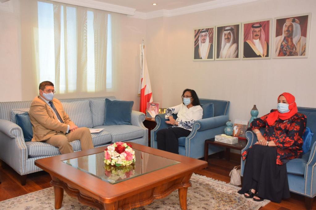  لدى لقائها سفير المملكة المتحدة لدى البحرين .. وزيرة الصحة تستعرض جهود البحرين في مكافحة فيروس كورونا ..