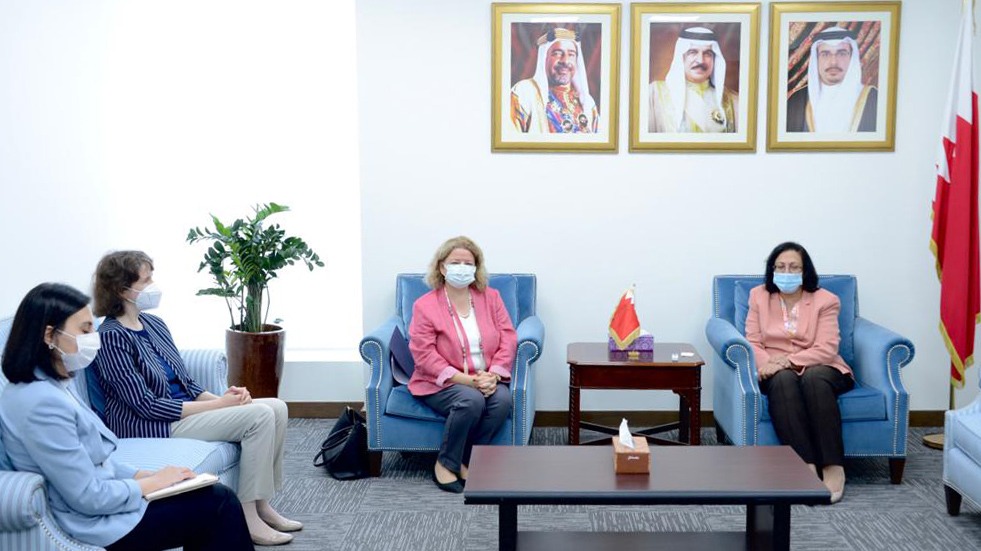 وزيرة الصحة تلتقي بسفيرة الجمهورية التركية المعينة لدى مملكة البحرين وتشيد بمستوى العلاقات الطيبة التي تجمع بين البلدين الصديقين