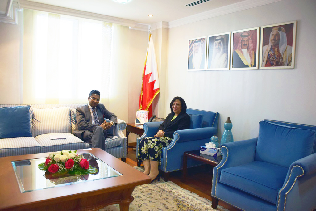 Minister of health receives the ambassador of Cir Lanka Republic for the kingdom of Bahrain 