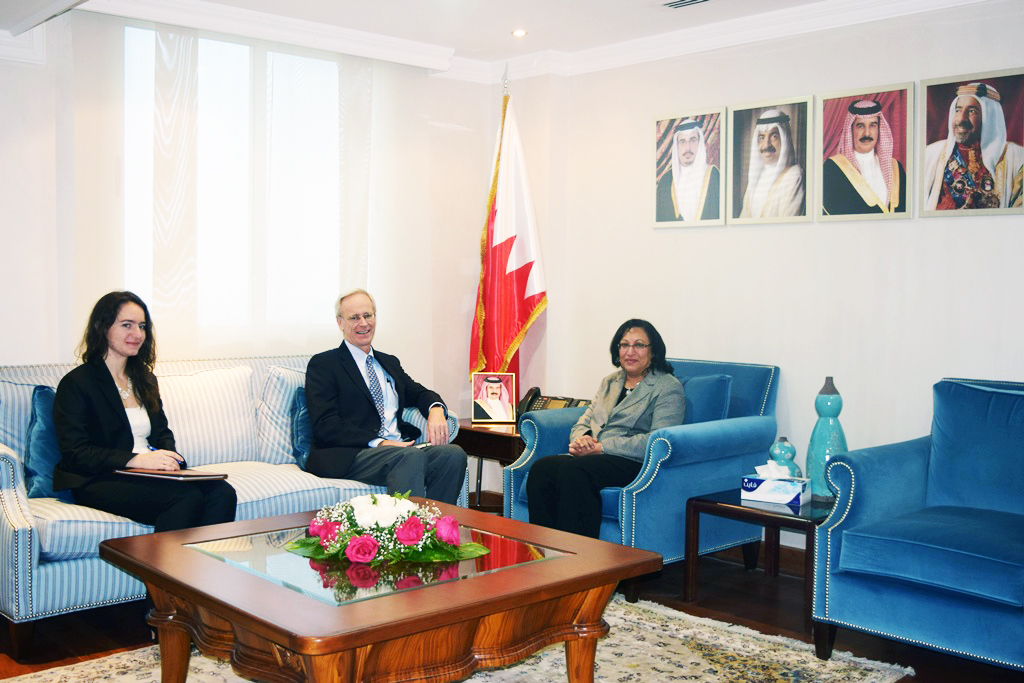 Minister of health receives the ambassador of the United States of America for the kingdom of Bahrain 