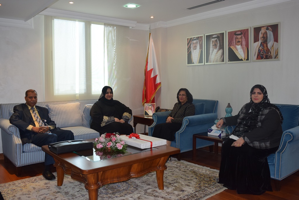 H.E minister of health Faeqa Bint Saeed Al-Saleh discusses methods od corporation between MOH and Motmaenah center in the field of mental health 